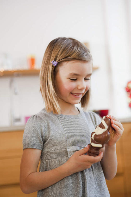 西方人,儿童,一个人,站,笑,微笑,露齿笑,竖图,室内,白天,正面,纯洁,厨房,桌面,桌子,欧洲,圣诞节,欧洲人,仅一个女性,仅一个人,圣诞老人,握,服装,节日,朦胧,模糊,庆祝,装饰,头饰,墙,食品,糖,糖果,甜点,甜品,拿,拿着,注视,休闲装,文化,墙壁,墙面,食物,一个,小孩,衣服,发夹,发饰,夹子,饰品,甜食,巧克力,低头,观察,看,站着,仅一个小孩,庆典,休闲,休闲服,可爱,童年,童趣,握着,服饰,单个,观看,纪念,朱古力,黑巧克力,华丽,修饰,点缀,察看,关注,童真,烂漫,无邪,配饰,衬托,美观,雅致,雅观,垂头,天真,女孩,女人,女性,白种人,孩子,站立,半身,彩图,灶间,厨房料理台,女生,料理台