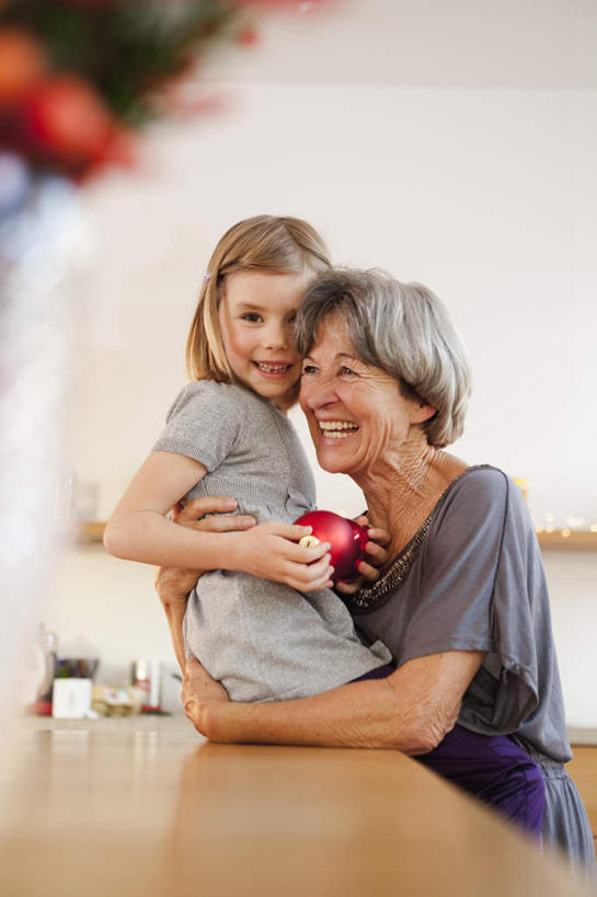 西方人,儿童,老年人,两个人,家庭,祖母,坐,抱,笑,微笑,露齿笑,竖图,室内,白天,侧面,纯洁,桌面,桌子,花瓶,蜡烛,欧洲,欧洲人,握,阴影,服装,朦胧,模糊,盛开,光线,木制,火焰,影子,烛光,墙,燃烧,拿,花蕾,拿着,注视,休闲装,墙壁,墙面,玻璃制品,花,花瓣,花朵,鲜花,一个,小孩,衣服,红色,玻璃瓶,木制品,瓶子,花苞,花蕊,点燃,观察,看,靠,靠着,休闲,温暖,温馨,一家人,休闲服,可爱,童年,童趣,搭,握着,服饰,奶奶,单个,抱着,观看,祖孙,和睦,察看,搂着,搭着,关注,童真,烂漫,无邪,外婆,外孙女,外祖母,天真,老年女性,女孩,女人,女性,白种人,孩子,孙女,搂,搂抱,坐着,半身,彩图,融洽,女生