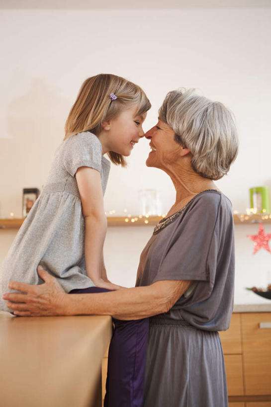 西方人,儿童,老年人,两个人,家庭,祖母,站,坐,笑,微笑,露齿笑,竖图,室内,白天,侧面,纯洁,桌面,桌子,欧洲,欧洲人,服装,朦胧,模糊,木制,墙,置物架,注视,休闲装,相视,架子,墙壁,墙面,小孩,衣服,木制品,观察,看,站着,休闲,温暖,温馨,一家人,面对面,休闲服,可爱,童年,童趣,搭,服饰,奶奶,观看,祖孙,对视,和睦,察看,互视,搭着,关注,相对,陈列架,童真,烂漫,无邪,外婆,外孙女,外祖母,相看,搁架,天真,老年女性,女孩,女人,女性,白种人,孩子,孙女,站立,坐着,半身,彩图,融洽,女生