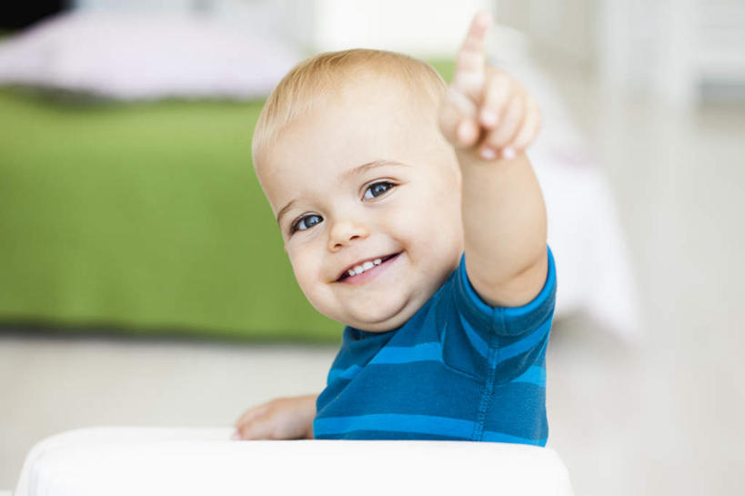 西方人,婴儿,儿童,脸,头,脸颊,手,头发,一个人,坐,举,笑,微笑,露齿笑,横图,室内,特写,白天,侧面,纯洁,床,卧室,欧洲,欧洲人,仅一个人,撑,指,服装,朦胧,模糊,墙,双人床,床单,注视,休闲装,方向,被子,肩膀,墙壁,墙面,小孩,衣服,蓝色,绿色,观察,看,手势,托,休闲,手部,休闲服,金色,可爱,服饰,活泼,观看,单手,察看,撑着,被单,指向,食指,关注,宝宝,纯真,烂漫,无邪,伶俐,天真,白种人,孩子,头部,直发,脸部,脸蛋,面部,举起,举手,举着,向上举,向上伸,向上托,坐着,半身,彩图,睡房,卧房,短发