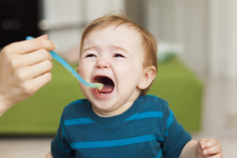 西方人,婴儿,儿童,中年人,脸,头,脸颊,手,头发,两个人,家庭,母亲,横图,室内,特写,白天,正面,早餐,纯洁,床,卧室,欧洲,欧洲人,握,服装,朦胧,模糊,勺子,墙,双人床,谷物,食品,床单,拿,拿着,注视,休闲装,被子,美食,饮食,肩膀,墙壁,墙面,一个,小孩,衣服,蓝色,绿色,调羹,汤匙,观察,看,张嘴,休闲,温暖,温馨,一家人,手部,休闲服,金色,可爱,母爱,童年,童趣,握着,保健,服饰,活泼,单个,观看,单手,麦片,和睦,察看,被单,关注,宝宝,张大嘴巴,童真,纯真,烂漫,无邪,母婴,伶俐,天真,女人,女性,中年女性,白种人,孩子,头部,直发,脸部,脸蛋,面部,张开嘴,半身,彩图,睡房,卧房,融洽,短发