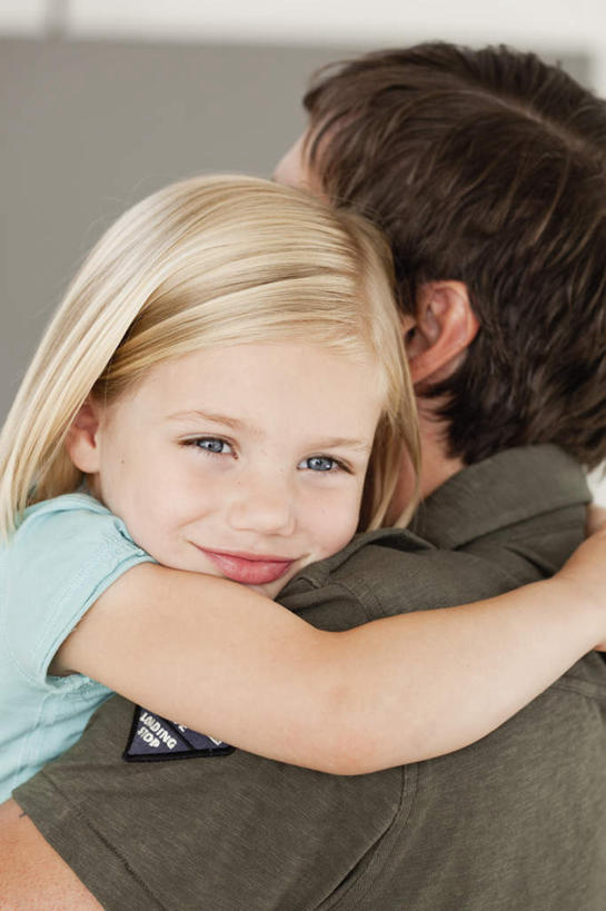 西方人,儿童,中年人,脸,头,脸颊,两个人,家庭,父亲,女儿,抱,笑,微笑,竖图,室内,特写,白天,侧面,纯洁,欧洲,欧洲人,服装,朦胧,模糊,墙,注视,休闲装,肩膀,墙壁,墙面,小孩,衣服,蓝色,灰色,观察,看,休闲,温暖,温馨,父女,一家人,休闲服,父爱,可爱,童年,童趣,搭,服饰,抱着,观看,和睦,察看,搂着,搭着,关注,童真,烂漫,无邪,天真,男人,男性,女孩,中年男性,白种人,孩子,头部,脸部,脸蛋,面部,怀抱,搂,搂抱,相抱,拥抱,半身,彩图,融洽,女生