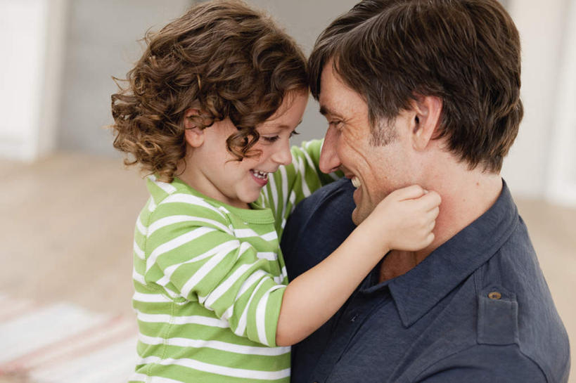 西方人,儿童,中年人,脸,头,脸颊,手,两个人,家庭,父亲,女儿,抱,笑,微笑,露齿笑,横图,室内,特写,白天,侧面,纯洁,地板,欧洲,欧洲人,服装,朦胧,模糊,墙,地面,注视,休闲装,肩膀,木地板,相视,墙壁,墙面,小孩,衣服,绿色,灰色,观察,看,休闲,温暖,温馨,父女,一家人,面对面,手部,休闲服,父爱,可爱,童年,童趣,搭,服饰,抱着,观看,对视,单手,和睦,察看,互视,搂着,搭着,关注,相对,童真,烂漫,无邪,相看,天真,男人,男性,女孩,中年男性,白种人,孩子,头部,脸部,脸蛋,面部,怀抱,搂,搂抱,相抱,拥抱,半身,彩图,融洽,女生