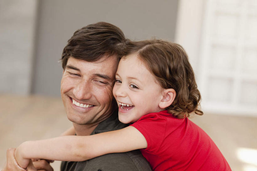 西方人,儿童,中年人,脸,头,脸颊,手,两个人,家庭,父亲,女儿,抱,笑,微笑,露齿笑,横图,室内,特写,白天,侧面,纯洁,地板,门,欧洲,欧洲人,握,服装,朦胧,模糊,墙,地面,扭头,注视,休闲装,肩膀,木地板,墙壁,墙面,小孩,衣服,红色,灰色,门框,观察,看,转头,休闲,温暖,温馨,父女,一家人,手部,休闲服,父爱,可爱,童年,童趣,搭,握着,服饰,抱着,观看,和睦,察看,搂着,搭着,关注,童真,烂漫,无邪,天真,男人,男性,女孩,中年男性,白种人,孩子,头部,脸部,脸蛋,面部,怀抱,搂,搂抱,相抱,拥抱,半身,彩图,融洽,女生