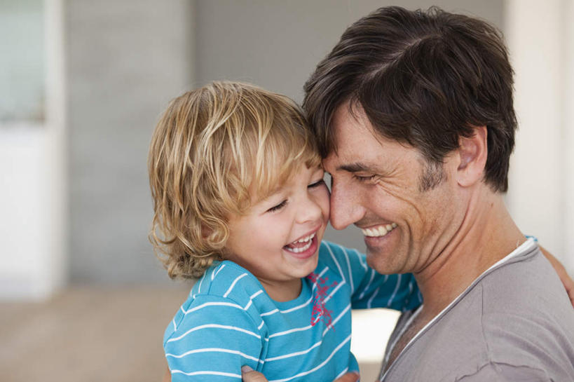 西方人,儿童,中年人,脸,头,脸颊,两个人,家庭,父亲,女儿,抱,笑,微笑,横图,室内,特写,白天,侧面,纯洁,门,欧洲,欧洲人,服装,朦胧,模糊,墙,注视,休闲装,肩膀,墙壁,墙面,小孩,衣服,蓝色,灰色,门框,观察,看,休闲,温暖,温馨,父女,一家人,休闲服,父爱,可爱,童年,童趣,服饰,抱着,观看,和睦,察看,搂着,关注,童真,烂漫,无邪,天真,男人,男性,女孩,中年男性,白种人,孩子,头部,脸部,脸蛋,面部,怀抱,搂,搂抱,相抱,拥抱,半身,彩图,融洽,女生