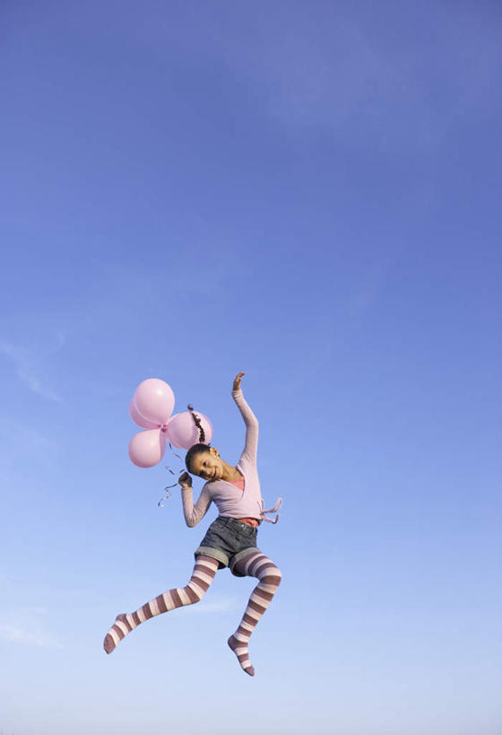 西方人,一个人,跳,举,竖图,室外,白天,仰视,欧洲,欧洲人,仅一个年轻女性,仅一个女性,仅一个人,许多,握,阴影,服装,装饰,光线,影子,塑料,很多,半空,拿,拿着,注视,休闲装,衣服,粉色,蓝色,蓝天,天空,阳光,气球,塑料制品,天,观察,看,托,休闲,休闲服,橡胶,抬脚,握着,服饰,晴朗,观看,张开双腿,华丽,修饰,点缀,察看,关注,橡胶制品,万里无云,衬托,美观,雅致,雅观,展开双腿,年轻女性,女人,女性,白种人,晴空,晴空万里,举起,举手,举着,跳跃,向上举,向上伸,向上托,彩图,低角度拍摄,全身,伸展双腿