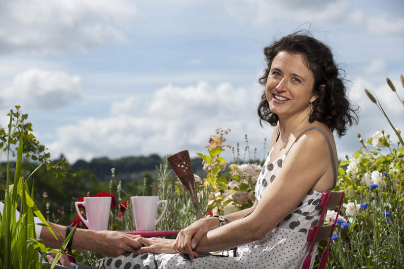 西方人,一个人,家,坐,横图,室外,白天,侧面,草地,草坪,山,山脉,植物,桌面,桌子,杯子,椅子,吊带,欧洲,欧洲人,仅一个女性,仅一个人,阴影,服装,盛开,光线,木制,影子,陶瓷,房屋,墙,屋子,山峰,云,云朵,陶瓷制品,山峦,花蕾,云彩,扭头,注视,吊带衫,楼房,墙壁,墙面,住宅,草,花,花瓣,花朵,鲜花,树,树木,两个,衣服,蓝色,绿色,白色,白云,蓝天,天空,阳光,自然,马克杯,木制品,水杯,群山,天,花苞,花蕊,观察,看,转头,仅一个中年女性,搭,服饰,生长,晴朗,成长,观看,察看,衣着,穿着,搭着,关注,衣饰,女人,女性,中年女性,白种人,晴空,坐着,半身,彩图,房子