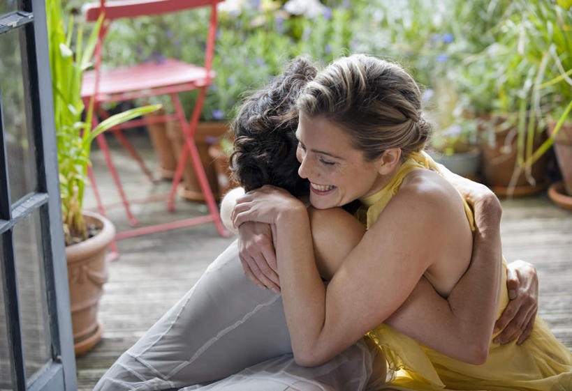 西方人,两个人,伙伴,朋友,蹲,抱,笑,微笑,露齿笑,横图,室内,白天,侧面,友谊,植物,地板,门,桌面,桌子,椅子,欧洲,欧洲人,阴影,服装,朦胧,模糊,光线,木制,盆栽,影子,盆景,地面,注视,休闲装,木地板,衣服,绿色,阳光,自然,木制品,门框,观察,看,休闲,休闲服,服饰,生长,成长,抱着,观看,察看,搂着,关注,友情,女人,女性,中年女性,白种人,蹲着,怀抱,搂,搂抱,相抱,拥抱,半身,彩图