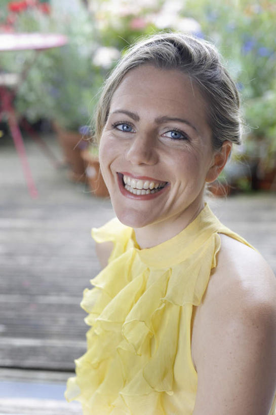 西方人,脸,头,脸颊,一个人,笑,微笑,露齿笑,竖图,俯视,室内,特写,白天,植物,地板,桌面,桌子,椅子,欧洲,欧洲人,仅一个女性,仅一个人,阴影,服装,朦胧,模糊,光线,木制,盆栽,影子,盆景,地面,注视,休闲装,肩膀,木地板,衣服,黄色,绿色,阳光,自然,木制品,观察,看,仅一个中年女性,休闲,休闲服,服饰,生长,成长,观看,察看,关注,女人,女性,中年女性,白种人,头部,脸部,脸蛋,面部,半身,彩图,高角度拍摄