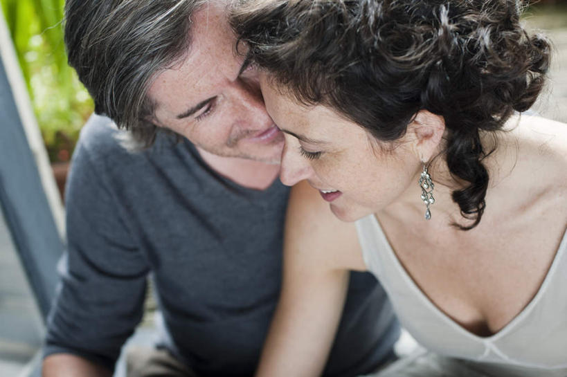 西方人,中年人,脸,头,脸颊,两个人,家庭,夫妻,笑,微笑,露齿笑,横图,俯视,室内,特写,白天,爱情,植物,地板,欧洲,欧洲人,服装,朦胧,模糊,盆栽,盆景,地面,浪漫,注视,休闲装,肩膀,木地板,装饰品,衣服,绿色,自然,耳环,饰品,首饰,低头,观察,看,靠,靠着,休闲,温暖,温馨,一家人,休闲服,恩爱,恋人,服饰,生长,成长,观看,和睦,察看,关注,耳饰,垂头,男人,男性,女人,女性,中年男性,中年女性,白种人,头部,脸部,脸蛋,面部,夫妇,情侣,半身,彩图,高角度拍摄,伴侣,融洽