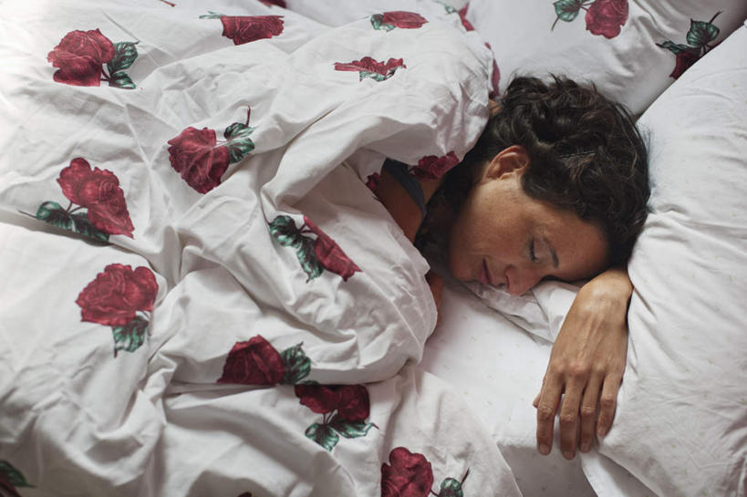 西方人,一个人,躺,举,闭眼,睡,横图,俯视,室内,白天,床,靠垫,卧室,欧洲,欧洲人,仅一个年轻女性,仅一个女性,仅一个人,双人床,床单,靠枕,被子,垫子,枕头,趴着,托,搭,被单,搭着,卧着,年轻女性,女人,女性,白种人,闭眼睛,闭着眼,闭着眼睛,举起,举手,举着,困,困觉,趴,寝息,睡觉,躺着,卧,向上举,向上伸,向上托,半身,彩图,高角度拍摄,睡房,卧房