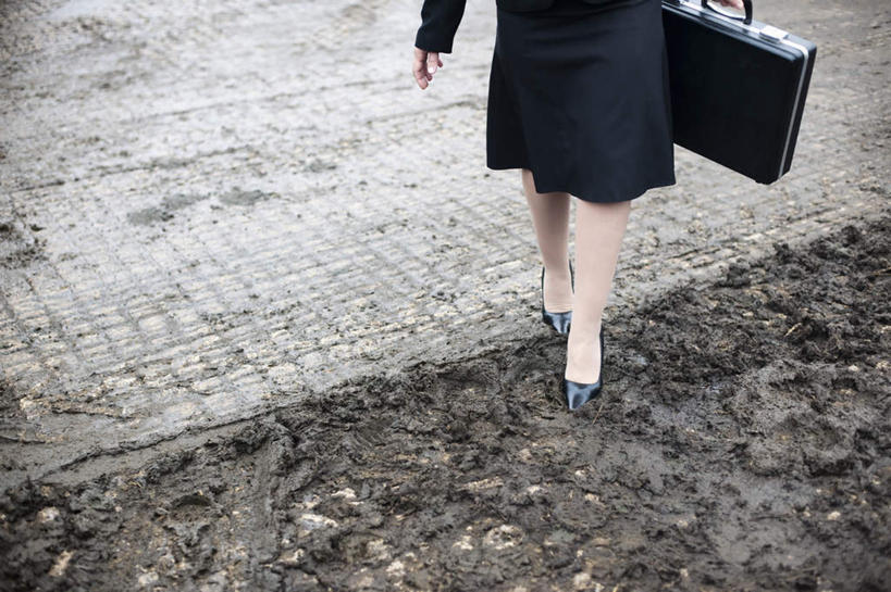 西方人,一个人,走,横图,俯视,室外,白天,高跟鞋,时尚,道路,路,鞋子,欧洲,欧洲人,仅一个女性,仅一个人,握,服装,包,公文包,小路,交通,拿,拿着,休闲装,一个,衣服,黑色,仅一个中年女性,休闲,休闲服,握着,服饰,单个,公事包,时髦,时兴,女人,女性,中年女性,白种人,步行,散步,走路,半身,彩图,高角度拍摄