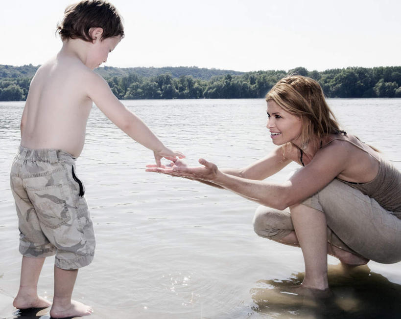 西方人,儿童,中年人,两个人,家庭,母亲,儿子,站,蹲,横图,室外,白天,侧面,纯洁,河流,山,山脉,水,植物,吊带,欧洲,欧洲人,阴影,服装,光线,影子,河水,山峰,水流,云,云朵,山峦,云彩,注视,吊带衫,裸露,树,树木,小孩,衣服,蓝色,绿色,白云,蓝天,天空,阳光,自然,群山,天,低头,观察,看,站着,温暖,温馨,母子,一家人,可爱,母爱,童年,童趣,搭,服饰,生长,晴朗,成长,观看,和睦,察看,衣着,穿着,搭着,关注,裸,童真,烂漫,无邪,垂头,衣饰,天真,男孩,女人,女性,中年女性,白种人,孩子,晴空,蹲着,站立,半身,彩图,融洽,男生