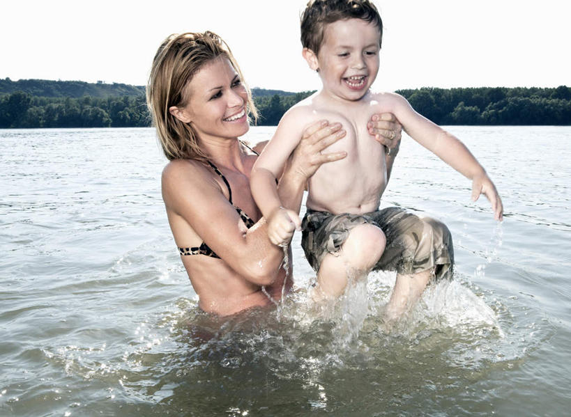 西方人,儿童,中年人,两个人,家庭,母亲,儿子,站,抱,笑,微笑,露齿笑,横图,室外,白天,正面,泳装,比基尼,纯洁,河流,山,山脉,水,植物,欧洲,欧洲人,阴影,光线,影子,河水,山峰,水流,云,云朵,山峦,云彩,注视,裸露,树,树木,小孩,蓝色,绿色,白云,蓝天,天空,阳光,自然,群山,天,观察,看,站着,温暖,温馨,母子,一家人,可爱,母爱,童年,童趣,抬脚,生长,晴朗,成长,抱着,观看,和睦,察看,搂着,关注,裸,童真,烂漫,无邪,天真,男孩,女人,女性,中年女性,白种人,孩子,晴空,搂,搂抱,站立,半身,彩图,三点式,泳衣,融洽,男生