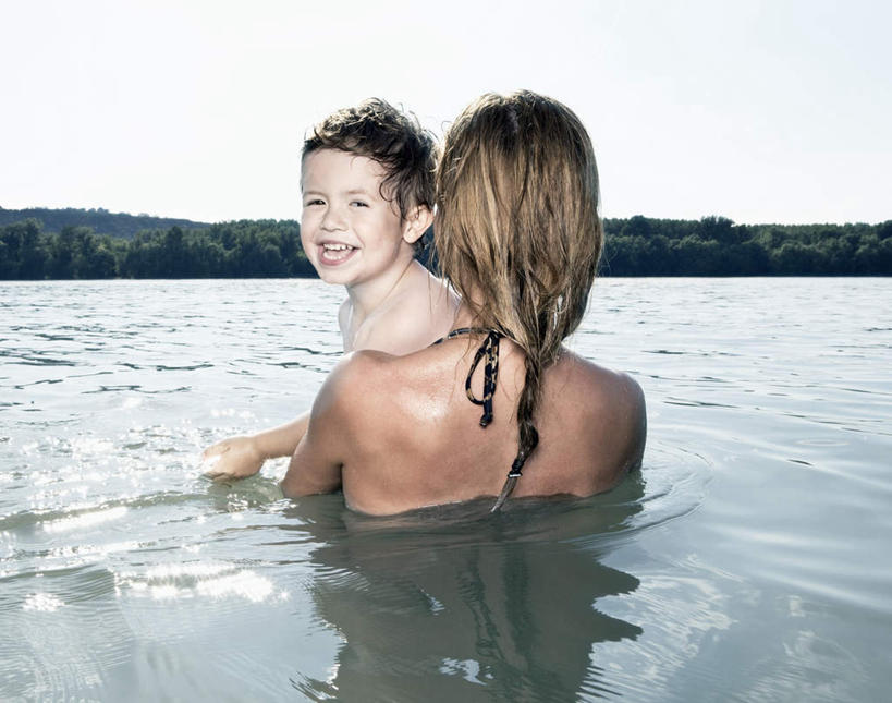 西方人,儿童,中年人,背部,两个人,家庭,母亲,儿子,站,笑,微笑,露齿笑,横图,室外,白天,正面,泳装,比基尼,纯洁,河流,山,山脉,水,植物,欧洲,欧洲人,阴影,光线,影子,河水,山峰,水流,云,云朵,山峦,云彩,扭头,注视,裸露,树,树木,小孩,蓝色,绿色,白云,蓝天,天空,阳光,自然,群山,天,观察,看,站着,转头,温暖,温馨,母子,一家人,可爱,母爱,童年,童趣,生长,晴朗,成长,观看,和睦,察看,关注,裸,童真,烂漫,无邪,天真,女人,女性,中年女性,白种人,孩子,晴空,站立,半身,彩图,三点式,泳衣,融洽,男生