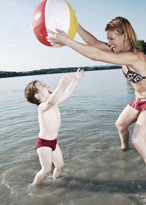 西方人,儿童,中年人,两个人,家庭,母亲,儿子,站,举,笑,微笑,露齿笑,竖图,室外,白天,侧面,泳装,比基尼,游戏,纯洁,河流,山,山脉,水,植物,玩具,欧洲,欧洲人,弯腰,握,阴影,光线,影子,塑料,河水,山峰,水流,云,云朵,山峦,拿,玩,云彩,拿着,注视,娱乐,裸露,树,树木,一个,小孩,蓝色,绿色,白云,蓝天,天空,阳光,自然,气球,塑料制品,群山,天,观察,看,托,站着,休闲,温暖,温馨,母子,一家人,充气玩具,橡胶,可爱,母爱,童年,童趣,益智,握着,生长,晴朗,单个,成长,观看,张开双腿,活动,和睦,察看,发泄,关注,消遣,智力,裸,童真,橡胶制品,烂漫,无邪,宣泄,弯身,展开双腿,天真,男孩,女人,女性,中年女性,白种人,孩子,晴空,举起,举手,举着,抬头,玩耍,嬉戏,向上举,向上伸,向上托,仰头,站立,半身,彩图,三点式,泳衣,融洽,男生,伸展双腿