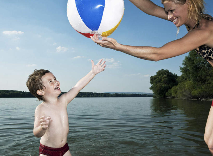 西方人,儿童,中年人,两个人,家庭,母亲,儿子,站,举,笑,微笑,露齿笑,横图,室外,白天,正面,泳装,比基尼,游戏,纯洁,河流,山,山脉,水,植物,玩具,欧洲,欧洲人,弯腰,握,阴影,光线,影子,塑料,河水,山峰,水流,云,云朵,山峦,拿,玩,云彩,拿着,注视,娱乐,裸露,树,树木,一个,小孩,蓝色,绿色,白云,蓝天,天空,阳光,自然,气球,塑料制品,群山,天,观察,看,托,站着,休闲,温暖,温馨,母子,一家人,充气玩具,橡胶,可爱,母爱,童年,童趣,益智,握着,生长,晴朗,单个,成长,观看,张开双腿,活动,和睦,察看,发泄,关注,消遣,智力,裸,童真,橡胶制品,烂漫,无邪,宣泄,弯身,展开双腿,天真,男孩,女人,女性,中年女性,白种人,孩子,晴空,举起,举手,举着,抬头,玩耍,嬉戏,向上举,向上伸,向上托,仰头,站立,半身,彩图,三点式,泳衣,融洽,男生,伸展双腿