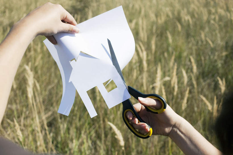 西方人,手,一个人,家,站,横图,俯视,室外,特写,白天,草地,植物,欧洲,欧洲人,双手,仅一个年轻女性,仅一个女性,仅一个人,一把,一张,握,修剪,阴影,服装,朦胧,模糊,艺术,光线,工具,剪刀,影子,纸,纸艺,手工艺品,房屋,屋子,拿,拿着,休闲装,文化,楼房,住宅,草,衣服,绿色,白色,阳光,纸制品,工艺品,剪纸,站着,休闲,手部,休闲服,握着,服饰,裁剪,剪子,剪裁,切割,高雅,自信心,品位,剪画,刻纸,年轻女性,女人,女性,白种人,站立,半身,彩图,高角度拍摄,房子