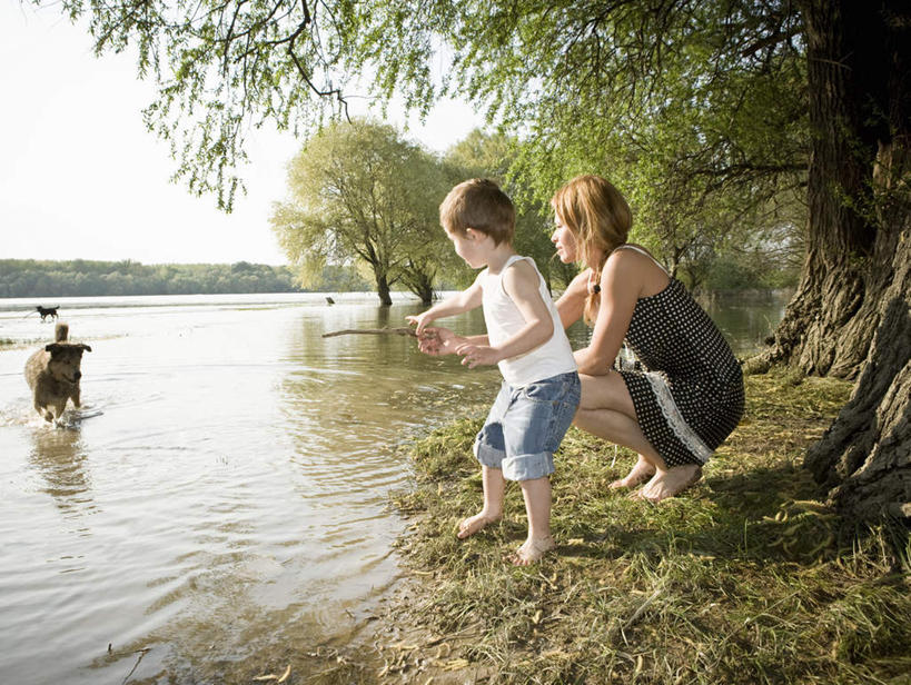 西方人,儿童,中年人,两个人,家庭,母亲,儿子,站,蹲,笑,微笑,露齿笑,横图,室外,白天,侧面,纯洁,河流,水,植物,宠物,狗,吊带,欧洲,欧洲人,握,阴影,服装,光线,影子,河水,水流,云,云朵,拿,云彩,拿着,扭头,注视,吊带衫,树,树木,一只,小孩,衣服,蓝色,绿色,白云,蓝天,天空,阳光,自然,动物,天,观察,看,站着,转头,温暖,温馨,母子,一家人,可爱,母爱,童年,童趣,握着,服饰,生长,晴朗,成长,观看,和睦,察看,衣着,穿着,关注,童真,烂漫,无邪,忠诚,衣饰,天真,男孩,女人,女性,中年女性,白种人,孩子,晴空,犬,蹲着,站立,彩图,全身,融洽,男生