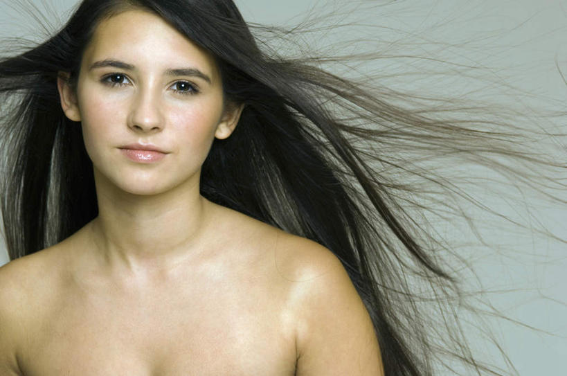 西方人,一个人,横图,室内,白天,正面,欧洲,欧洲人,仅一个年轻女性,仅一个女性,仅一个人,灰色背景,飘扬,注视,裸露,观察,看,摄影,影棚,观看,飘逸,察看,关注,飞扬,裸,年轻女性,女人,女性,白种人,半身,彩图,影棚拍摄,拍摄