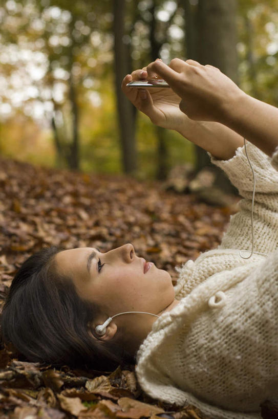 西方人,一个人,躺,举,竖图,室外,白天,侧面,陶醉,快乐,满意,幸福,植物,叶子,欧洲,欧洲人,仅一个年轻女性,仅一个女性,仅一个人,握,服装,枯叶,落叶,音响,音乐,拿,音乐播放器,拿着,注视,休闲装,娱乐,树,树木,衣服,绿色,自然,耳机,随身听,观察,看,托,享受,休闲,休闲服,放松,握着,服饰,生长,成长,观看,察看,舒适,享乐,关注,MP3播放器,卧着,年轻女性,女人,女性,白种人,叶,叶片,举起,举手,举着,躺着,卧,向上举,向上伸,向上托,半身,彩图,播放器,沉醉