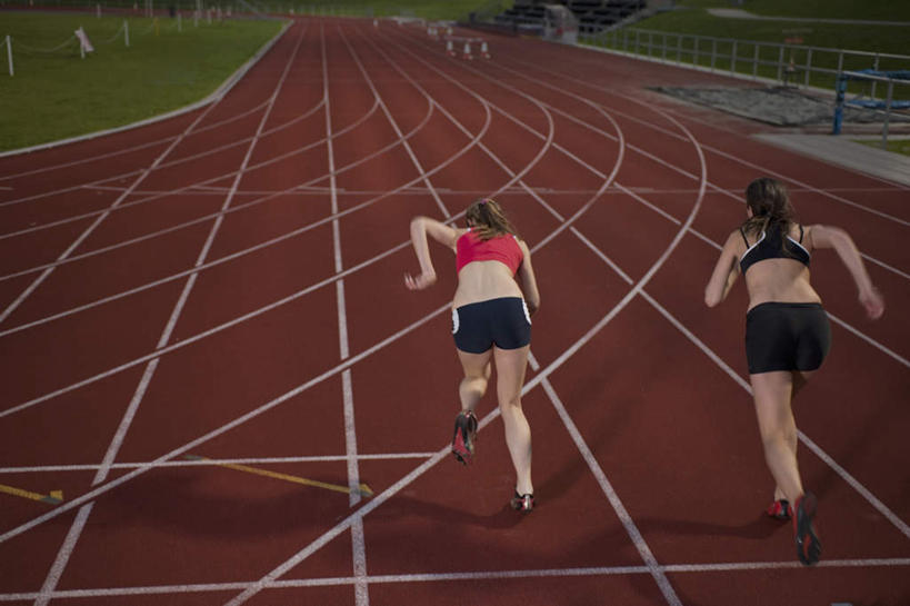 西方人,两个人,运动员,体育馆,运动场,跑,横图,室外,白天,运动服,锻炼,运动,欧洲,欧洲人,弯腰,服装,跑道,注视,体育场,背面,衣服,观察,看,服饰,田径场,观看,察看,衣着,穿着,关注,塑胶跑道,弯身,运动馆,衣饰,体育,年轻女性,女人,女性,白种人,体育运动员,运动选手,跑步,彩图,全身,健身,全天候田径运动跑道,运动装