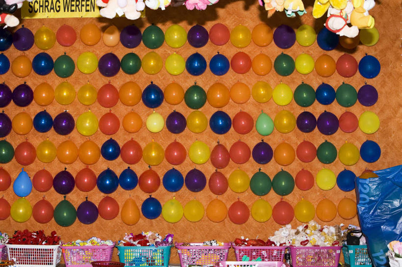 无人,横图,彩色,室外,白天,正面,一堆,一排,许多,吊挂,悬挂,堆叠,堆积,整齐,装饰,篮子,塑料,墙,很多,挂,墙壁,墙面,排列,气球,塑料制品,橡胶,堆,五颜六色,华丽,修饰,色彩斑斓,点缀,队列,五彩缤纷,橡胶制品,衬托,美观,雅致,雅观,五彩斑斓,五光十色,彩图