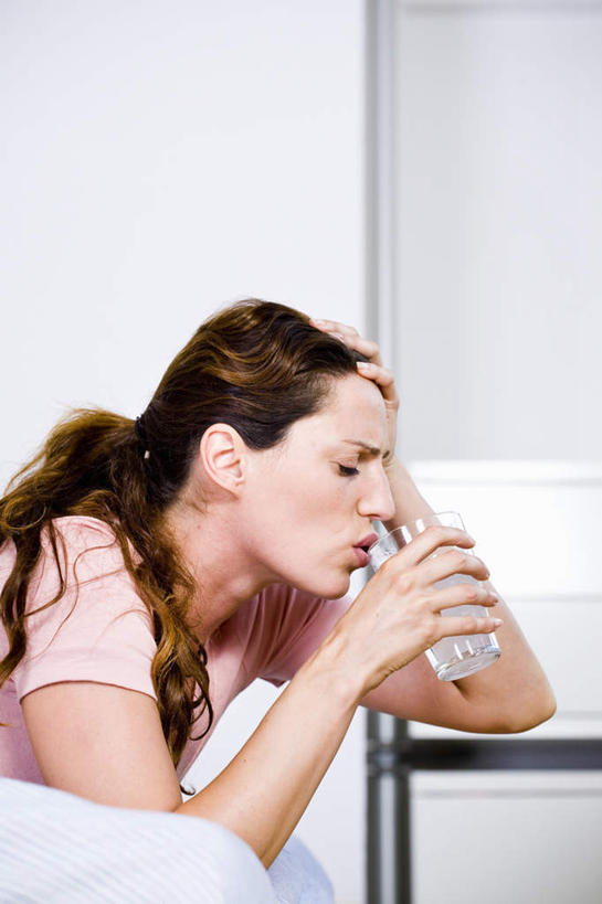 西方人,一个人,举,闭眼,竖图,室内,白天,侧面,床,卧室,杯子,欧洲,欧洲人,仅一个女性,仅一个人,喝,握,阴影,服装,反射,影子,墙,床单,拿,拿着,休闲装,被子,墙壁,墙面,玻璃制品,衣服,白色,水杯,托,仅一个中年女性,休闲,休闲服,握着,服饰,单人床,被单,女人,女性,中年女性,白种人,玻璃杯,闭眼睛,闭着眼,闭着眼睛,举起,举手,举着,向上举,向上伸,向上托,半身,彩图,睡房,卧房