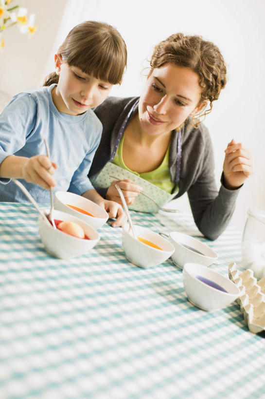 西方人,儿童,家庭,坐,捧,笑,微笑,竖图,俯视,室内,白天,纯洁,餐桌,桌子,欧洲,欧洲人,握,阴影,服装,反射,影子,勺子,陶瓷,墙,陶瓷制品,拿,拿着,注视,休闲装,墙壁,墙面,小孩,衣服,蓝色,灰色,容器,调羹,汤匙,碗,观察,看,休闲,温暖,温馨,一家人,休闲服,可爱,童年,童趣,握着,服饰,餐台,观看,储藏,和睦,察看,储存,关注,童真,烂漫,无邪,天真,年轻女性,女孩,女人,女性,白种人,孩子,端,端着,捧着,手捧,坐着,半身,彩图,高角度拍摄,融洽,贮存,女生