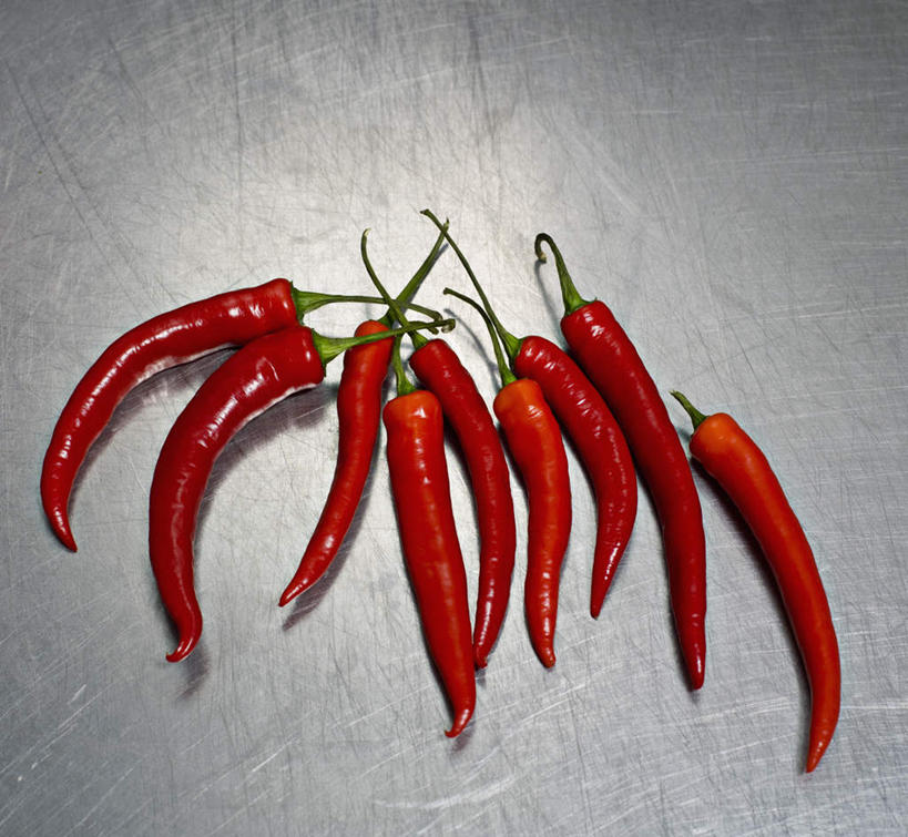 无人,横图,俯视,室内,特写,白天,餐桌,桌子,辣椒,蔬菜,一堆,许多,阴影,堆叠,堆积,新鲜,反射,影子,食品,很多,食物,红色,有机食品,绿色食品,餐台,堆,辣角,红海椒,大椒,辣虎,广椒,辣子,红辣椒,海椒,番椒,彩图,高角度拍摄