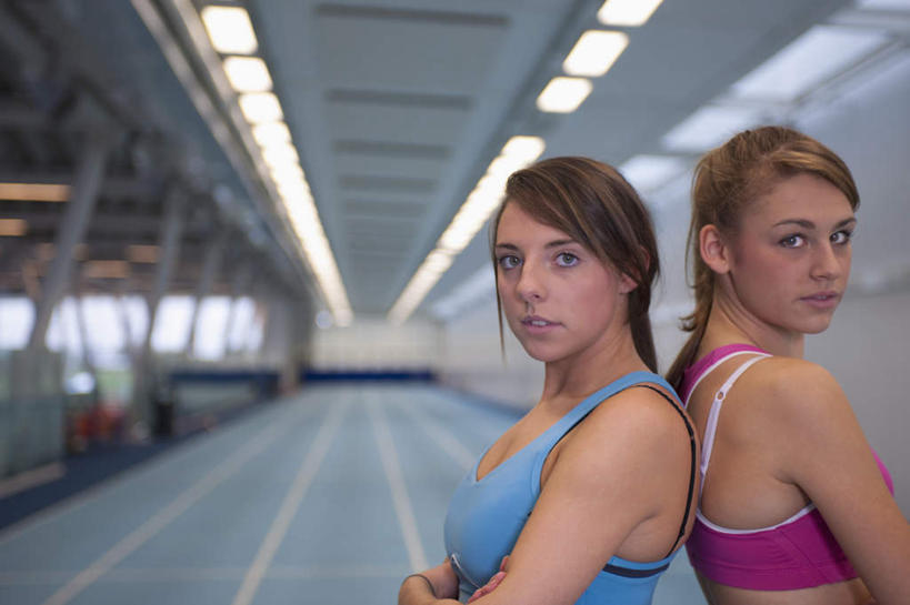 西方人,两个人,伙伴,朋友,站,双手交叉,横图,室内,白天,侧面,运动服,友谊,安全,照明,欧洲,欧洲人,一排,许多,阴影,服装,朦胧,模糊,整齐,光线,影子,走道,走廊,过道,灯光,很多,依靠,注视,顶灯,灯,排列,衣服,蓝色,紫色,灯具,观察,看,倚靠,站着,背靠背,背对背,服饰,观看,照亮,察看,双手抱胸,衣着,照明设备,穿着,队列,关注,衣饰,信任,友情,年轻女性,女人,女性,白种人,站立,半身,彩图,运动装