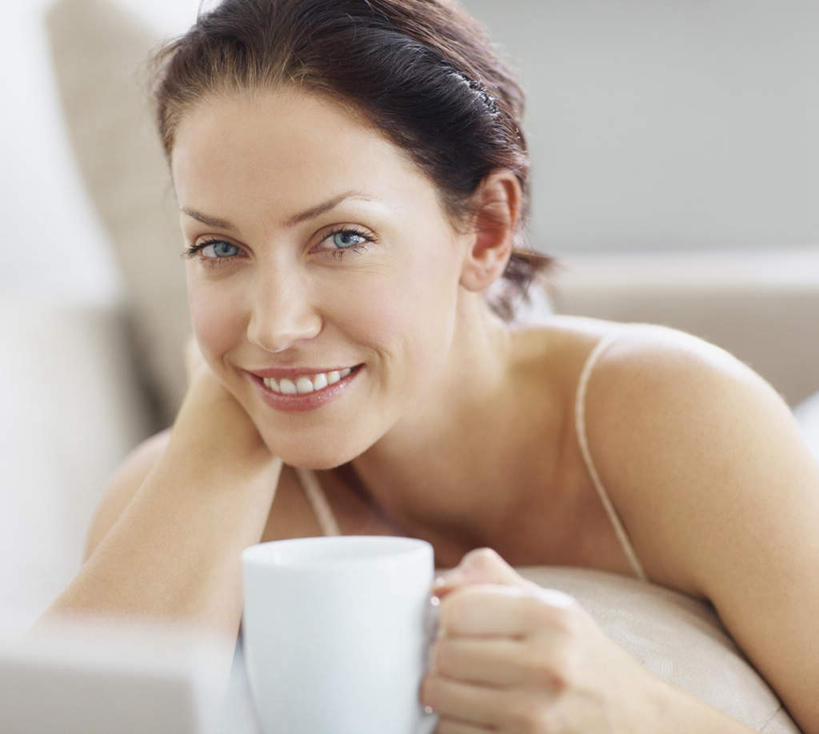 西方人,一个人,客厅,笑,微笑,露齿笑,横图,室内,白天,正面,沙发,杯子,欧洲,欧洲人,仅一个年轻女性,仅一个女性,仅一个人,撑,握,阴影,服装,朦胧,模糊,反射,瓷器,影子,墙,咖啡杯,陶瓷制品,拿,拿着,托腮,注视,休闲装,墙壁,墙面,衣服,白色,观察,看,趴着,托,休闲,休闲服,握着,服饰,观看,察看,起居室,关注,托下巴,瓷杯,客堂,年轻女性,女人,女性,白种人,趴,半身,彩图,皮沙发