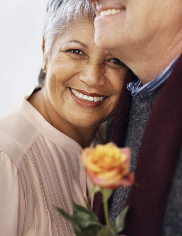 西方人,老年人,脸,头,脸颊,头发,两个人,家庭,夫妻,站,抱,笑,微笑,露齿笑,竖图,室外,特写,白天,正面,爱情,幸福,纯洁,热情,玫瑰,欧洲,欧洲人,阴影,服装,朦胧,模糊,光线,影子,玫瑰花,浪漫,注视,休闲装,肩膀,一朵,衣服,白色,天空,阳光,天,观察,看,站着,休闲,温暖,温馨,一家人,休闲服,橙色,恩爱,恋人,服饰,晴朗,抱着,观看,和睦,察看,搂着,关注,感动,万里无云,尊敬,天真,刺玫花,徘徊花,老年男性,老年女性,男人,男性,女人,女性,白种人,头部,直发,脸部,脸蛋,面部,夫妇,情侣,晴空,晴空万里,怀抱,搂,搂抱,相抱,拥抱,站立,半身,彩图,伴侣,融洽,短发