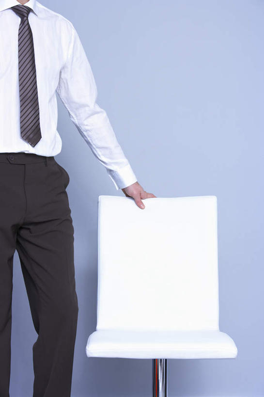 西方人,一个人,商务人士,商务男性,办公室,站,竖图,室内,白天,正面,衬衫,椅子,欧洲,欧洲人,仅一个男性,仅一个人,撑,阴影,套装,反射,影子,墙,领带,墙壁,墙面,仅一个年轻男性,蓝色,黑色,会议椅,站着,办公椅,撑着,象征,庄重,商务装,身份,工薪阶层,正式,地位,商务椅,培训椅,男人,男性,年轻男性,白种人,白领,上班族,站立,半身,彩图,衬衣