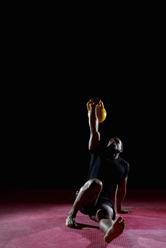 西方人,一个人,运动员,坐,举,竖图,室内,白天,正面,运动服,篮球,欧洲,非洲,黑人,欧洲人,仅一个男性,仅一个人,仅一个中年男性,撑,握,黑色背景,服装,篮球装备,拿,篮球运动员,拿着,运动器械,一个,衣服,托,橙色,健身器械,握着,摄影,服饰,影棚,单个,撑着,衣着,穿着,健身器材,篮球运动,衣饰,男人,男性,中年男性,非洲人,体育运动员,运动选手,举起,举手,举着,向上举,向上伸,向上托,坐着,彩图,全身,影棚拍摄,拍摄,运动器材,运动装