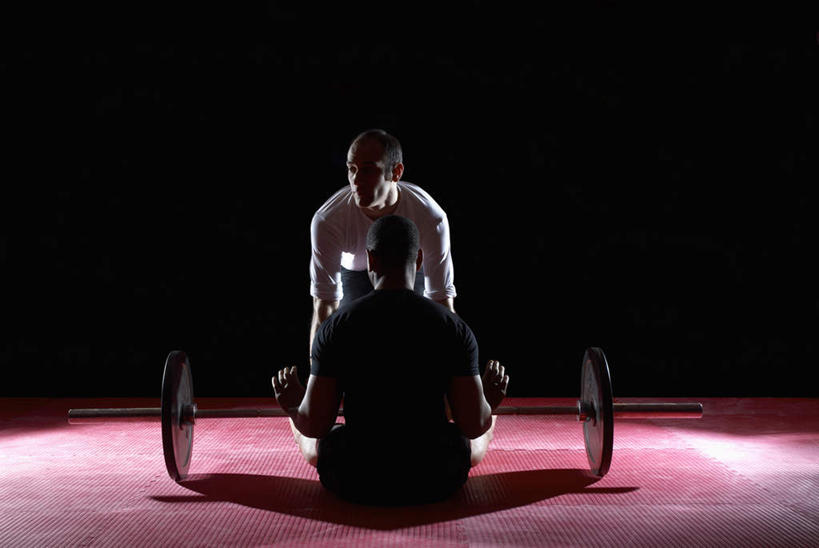 西方人,背部,两个人,伙伴,朋友,站,坐,横图,室内,白天,正面,运动服,锻炼,友谊,运动,举重,杠铃,欧洲,非洲,黑人,欧洲人,弯腰,握,黑色背景,服装,拿,拿着,注视,运动器械,衣服,观察,看,站着,健身器械,握着,摄影,服饰,影棚,观看,察看,健美,衣着,穿着,关注,瘦身,健身器材,塑形,弯身,杠铃操,衣饰,体育,友情,杠铃运动,男人,男性,中年男性,白种人,非洲人,站立,坐着,彩图,全身,影棚拍摄,健身,拍摄,运动器材,运动装,举重运动
