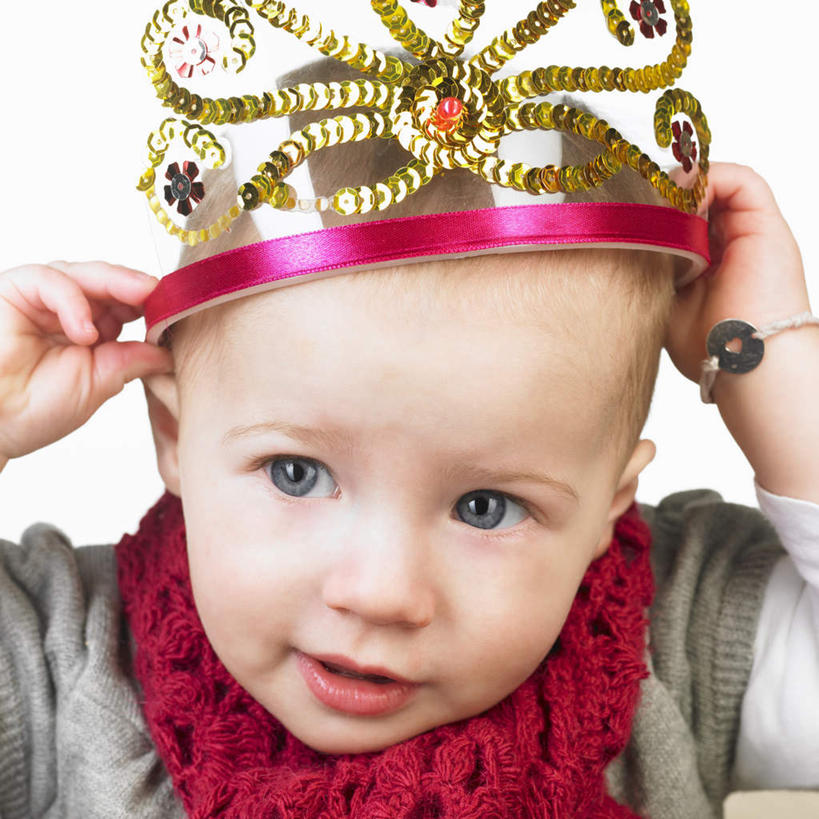 西方人,婴儿,儿童,脸,头,脸颊,手,一个人,举,笑,微笑,露齿笑,方图,室内,特写,白天,白色背景,正面,纯洁,皇冠,欧洲,欧洲人,双手,仅一个人,握,服装,装饰,拿,拿着,注视,休闲装,肩膀,装饰品,小孩,衣服,红色,饰品,手链,首饰,围巾,观察,看,托,休闲,温暖,手部,休闲服,可爱,握着,摄影,服饰,手镯,活泼,影棚,围脖,观看,保暖,华丽,点缀,权威,察看,御寒,高贵,关注,宝宝,镯子,纯真,烂漫,无邪,衬托,美观,雅致,雅观,权力,统治,伶俐,天真,白种人,孩子,头部,脸部,脸蛋,面部,王冠,举起,举手,举着,向上举,向上伸,向上托,半身,彩图,影棚拍摄,拍摄