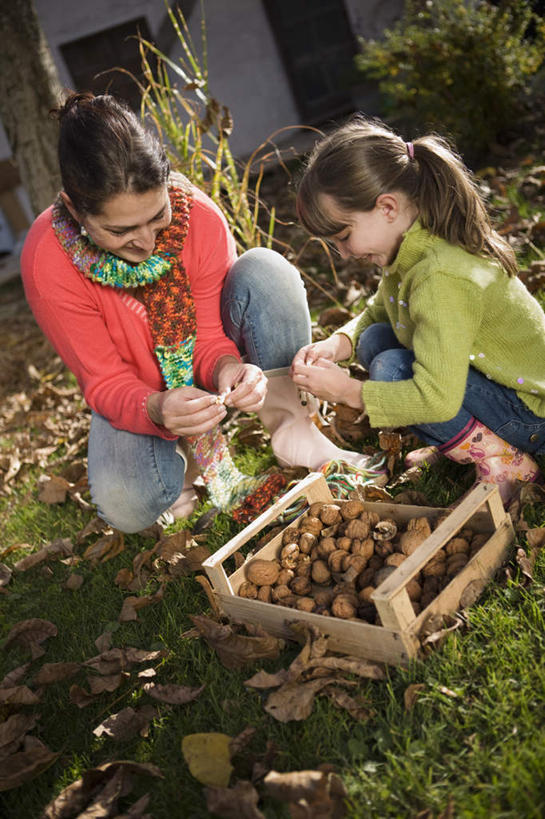 西方人,儿童,中年人,两个人,家庭,母亲,女儿,家,蹲,竖图,俯视,室外,白天,纯洁,草地,草坪,植物,别墅,欧洲,欧洲人,握,阴影,服装,装饰,光线,木制,木盒,影子,房屋,屋子,公寓,核桃,坚果,果实,拿,拿着,注视,休闲装,洋房,楼房,住宅,草,小孩,衣服,红色,绿色,阳光,木制品,容器,围巾,干果,低头,观察,看,休闲,温暖,温馨,母女,一家人,休闲服,可爱,母爱,童年,童趣,握着,服饰,围脖,观看,储藏,保暖,华丽,点缀,和睦,察看,御寒,储存,关注,童真,烂漫,无邪,胡桃,衬托,美观,雅致,雅观,羌桃,天真,女孩,女人,女性,中年女性,白种人,孩子,蹲着,半身,彩图,高角度拍摄,房子,融洽,贮存,女生