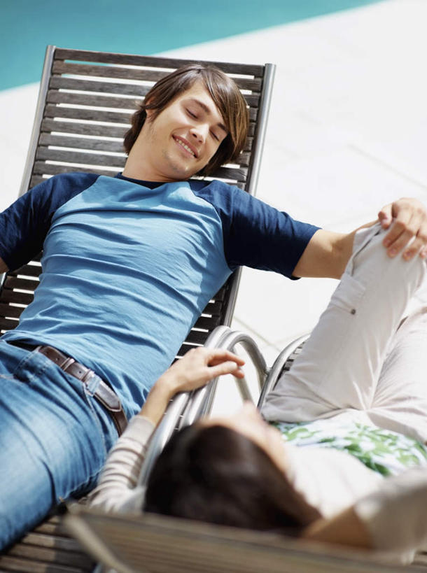 西方人,两个人,游泳池,坐,笑,微笑,露齿笑,竖图,俯视,室外,白天,爱情,水,椅子,欧洲,欧洲人,服装,朦胧,模糊,躺椅,水池,水面,浪漫,休闲装,泳池,相视,衣服,蓝色,白色,休闲,温暖,温馨,面对面,休闲服,恩爱,搭,恋人,服饰,对视,沙滩椅,和睦,互视,搭着,相对,相看,男人,男性,年轻男性,年轻女性,女人,女性,白种人,情侣,坐着,半身,彩图,高角度拍摄,伴侣,融洽