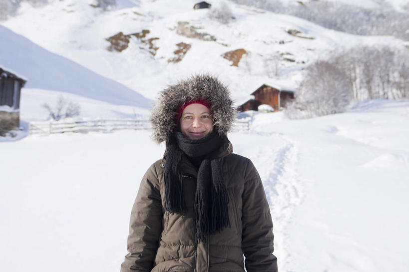 西方人,一个人,家,站,笑,微笑,露齿笑,横图,室外,白天,正面,雪,大雪,欧洲,欧洲人,仅一个女性,仅一个人,阴影,服装,装饰,光线,影子,房屋,屋子,积雪,雪景,冬季,冬天,注视,楼房,住宅,衣服,黑色,阳光,围巾,观察,看,站着,仅一个中年女性,温暖,寒冷,服饰,围脖,观看,保暖,华丽,点缀,察看,御寒,关注,滑雪服,衬托,美观,雅致,雅观,严寒,竞技服,旅游服,冬装,女人,女性,中年女性,白种人,站立,半身,彩图,房子