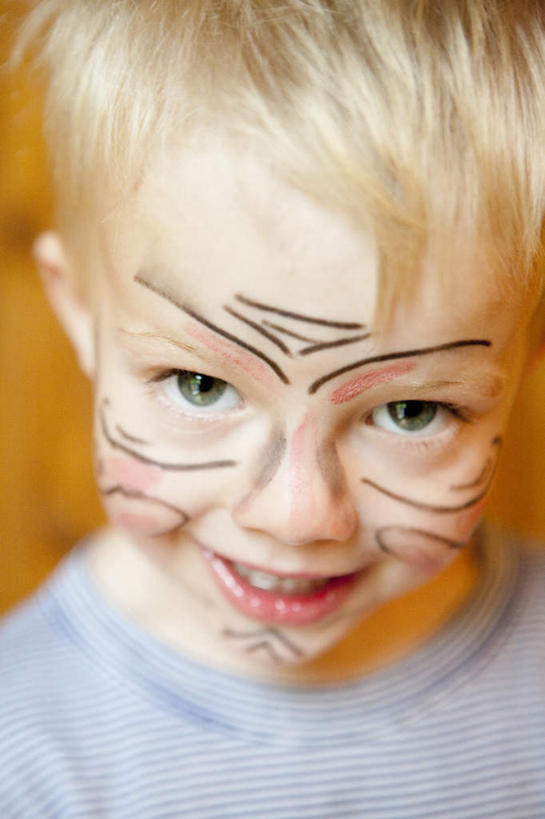 西方人,儿童,脸,头,脸颊,一个人,站,笑,微笑,露齿笑,竖图,俯视,室内,特写,白天,抽象,绘画,纯洁,欧洲,欧洲人,仅一个男性,仅一个人,橙色背景,服装,朦胧,模糊,艺术,彩绘,图案,艺术品,古典,注视,休闲装,文化,肩膀,小孩,衣服,灰色,工艺品,低头,观察,看,品味,站着,仅一个小孩,休闲,概念,休闲服,可爱,童年,童趣,摄影,服饰,影棚,观看,美术,察看,高雅,关注,童真,烂漫,无邪,美学,垂头,图文,天真,男孩,男人,男性,白种人,孩子,头部,脸部,脸蛋,面部,站立,半身,彩图,高角度拍摄,影棚拍摄,拍摄,涂鸦,男生