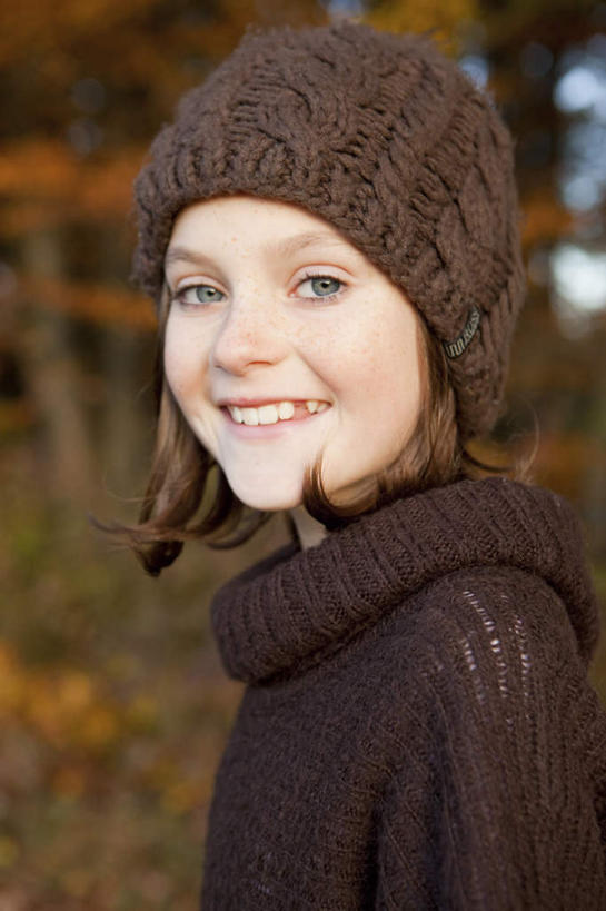 西方人,儿童,脸,头,脸颊,一个人,站,笑,微笑,露齿笑,竖图,室外,特写,白天,侧面,纯洁,草地,草坪,植物,帽子,欧洲,欧洲人,仅一个女性,仅一个人,服装,朦胧,模糊,褐色,扭头,注视,休闲装,肩膀,草,树,树木,小孩,衣服,绿色,自然,观察,看,站着,转头,仅一个小孩,休闲,休闲服,可爱,童年,童趣,服饰,生长,成长,观看,察看,关注,童真,烂漫,无邪,一顶,编织帽,天真,女孩,女人,女性,白种人,孩子,头部,脸部,脸蛋,面部,站立,半身,彩图,女生