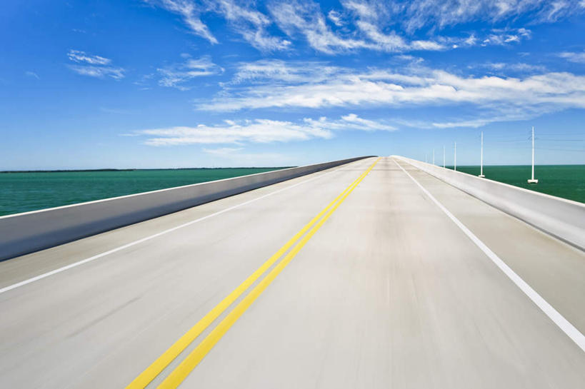 横图,室外,白天,正面,消失点,草地,草原,植物,道路,路,公路,地平线,旷野,云,云朵,辽阔,分界线,地面,停车线,交通,云彩,草,蓝色,绿色,白云,蓝天,天空,天,广阔,晴朗,车行道,车行道分界线,一望无际,原野,延伸,标线,车行线,天地相交,无边无际,一马平川,晴空,马路,半身,彩图