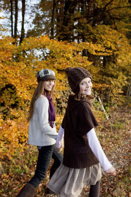 西方人,两个人,伙伴,朋友,站,笑,微笑,露齿笑,竖图,室外,白天,侧面,友谊,植物,帽子,欧洲,欧洲人,服装,装饰,扭头,注视,休闲装,树,树木,衣服,黄色,自然,围巾,观察,看,站着,转头,休闲,温暖,休闲服,服饰,生长,成长,围脖,观看,保暖,华丽,点缀,察看,御寒,关注,衬托,美观,雅致,雅观,棉帽,友情,年轻女性,女人,女性,白种人,站立,半身,彩图