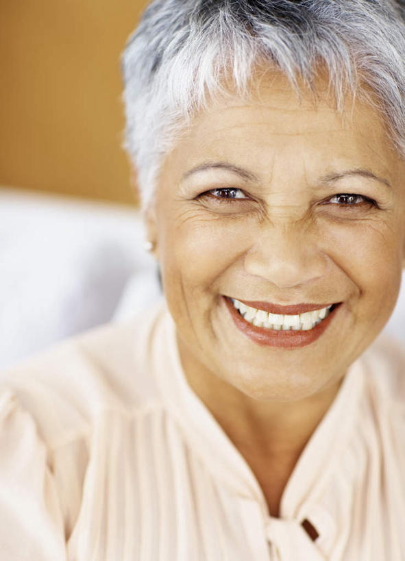 西方人,脸,头,脸颊,一个人,笑,微笑,露齿笑,竖图,室内,特写,白天,正面,欧洲,欧洲人,仅一个女性,仅一个人,服装,朦胧,模糊,墙,注视,休闲装,肩膀,墙壁,墙面,衣服,观察,看,休闲,休闲服,服饰,仅一个老年女性,观看,察看,关注,老年女性,女人,女性,白种人,头部,脸部,脸蛋,面部,半身,彩图