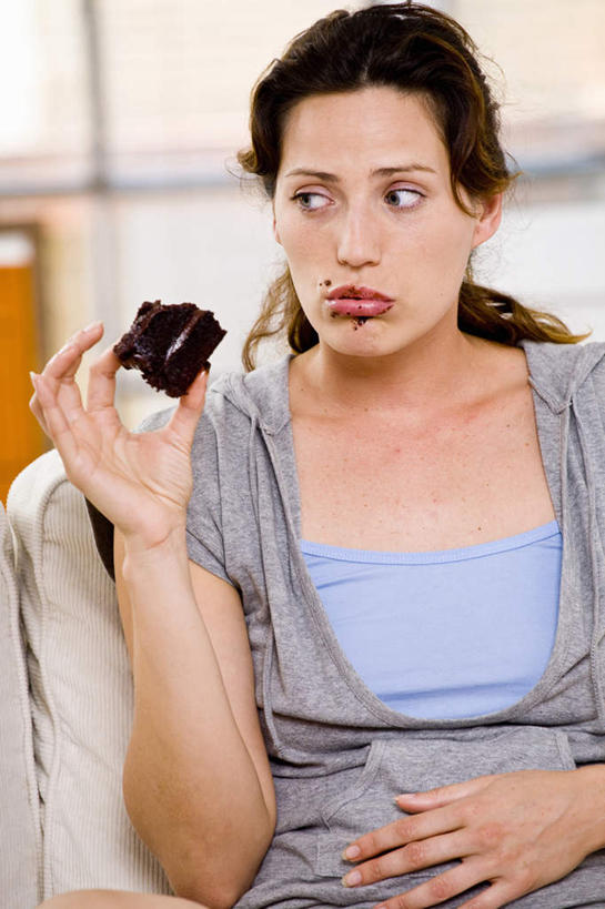 西方人,一个人,坐,竖图,室内,白天,正面,窗户,落地窗,椅子,欧洲,欧洲人,仅一个女性,仅一个人,握,服装,食品,糖,糖果,甜点,甜品,拿,拿着,注视,休闲装,玻璃窗,食物,衣服,甜食,巧克力,观察,看,仅一个中年女性,休闲,休闲服,握着,服饰,观看,朱古力,察看,关注,女人,女性,中年女性,白种人,坐着,半身,彩图