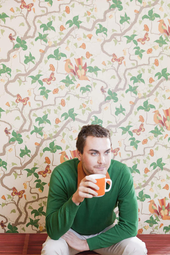 西方人,一个人,客厅,坐,竖图,室内,白天,正面,壁纸,沙发,杯子,欧洲,欧洲人,仅一个男性,仅一个人,仅一个中年男性,握,服装,陶瓷,墙,陶瓷制品,拿,拿着,注视,休闲装,墙壁,墙面,衣服,马克杯,水杯,观察,看,休闲,休闲服,握着,服饰,观看,察看,起居室,关注,布艺沙发,客堂,男人,男性,中年男性,白种人,墙纸,坐着,半身,彩图