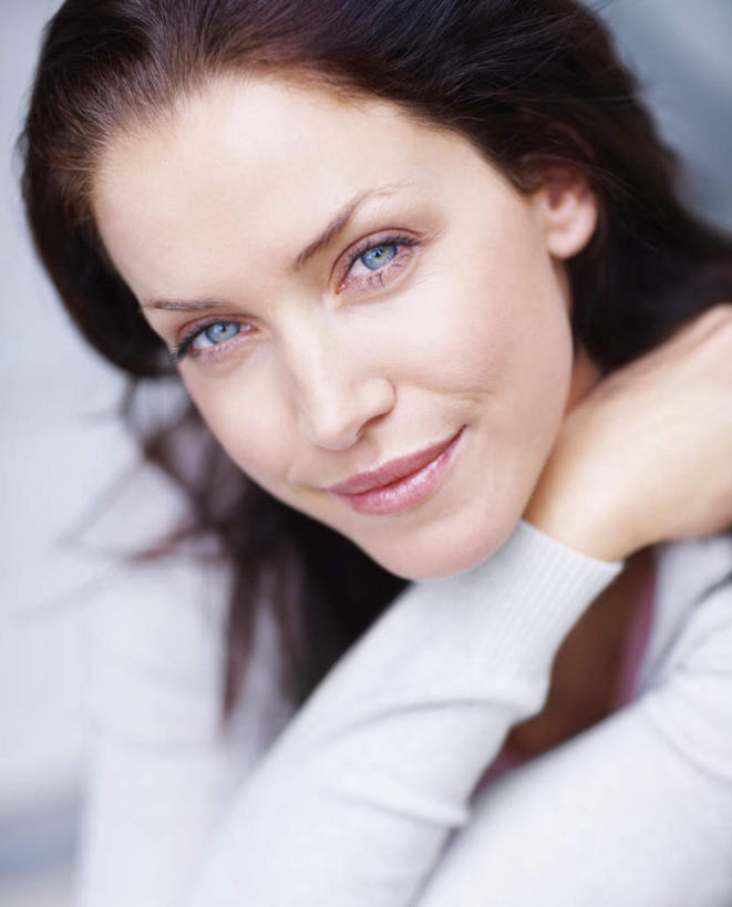 西方人,脸,头,脸颊,手,一个人,笑,微笑,竖图,室内,特写,白天,白色背景,正面,欧洲,欧洲人,仅一个年轻女性,仅一个女性,仅一个人,服装,朦胧,模糊,棕色,注视,休闲装,肩膀,衣服,观察,看,休闲,手部,休闲服,摄影,服饰,影棚,观看,单手,察看,关注,年轻女性,女人,女性,白种人,头部,长发,直发,脸部,脸蛋,面部,半身,彩图,影棚拍摄,拍摄