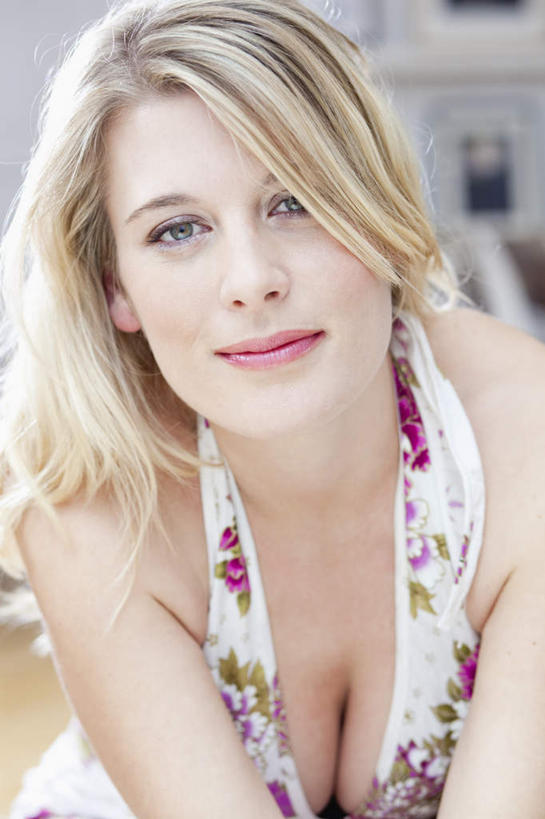 西方人,一个人,笑,微笑,竖图,室内,白天,正面,欧洲,欧洲人,仅一个年轻女性,仅一个女性,仅一个人,服装,朦胧,模糊,注视,休闲装,衣服,观察,看,休闲,休闲服,服饰,观看,察看,关注,年轻女性,女人,女性,白种人,半身,彩图