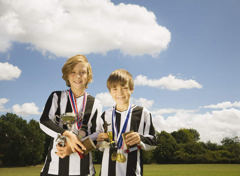 西方人,儿童,两个人,伙伴,朋友,运动员,站,笑,微笑,横图,室外,白天,正面,运动服,友谊,纯洁,成功,胜利,草地,草坪,树林,植物,欧洲,欧洲人,握,服装,云,云朵,拿,云彩,拿着,注视,草,树,树木,小孩,衣服,蓝色,绿色,白云,蓝天,天空,自然,天,观察,看,站着,光彩,可爱,童年,童趣,握着,服饰,生长,晴朗,成长,观看,察看,衣着,穿着,关注,奖牌,荣誉,奖品,童真,烂漫,无邪,荣耀,衣饰,光荣,天真,友情,男孩,男人,男性,白种人,晴空,体育运动员,运动选手,站立,半身,彩图,奖杯,男生,运动装